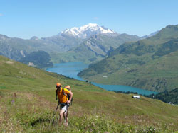 Randonnée Alpes, vue sur le lac de Roselend et Mont-Blanc